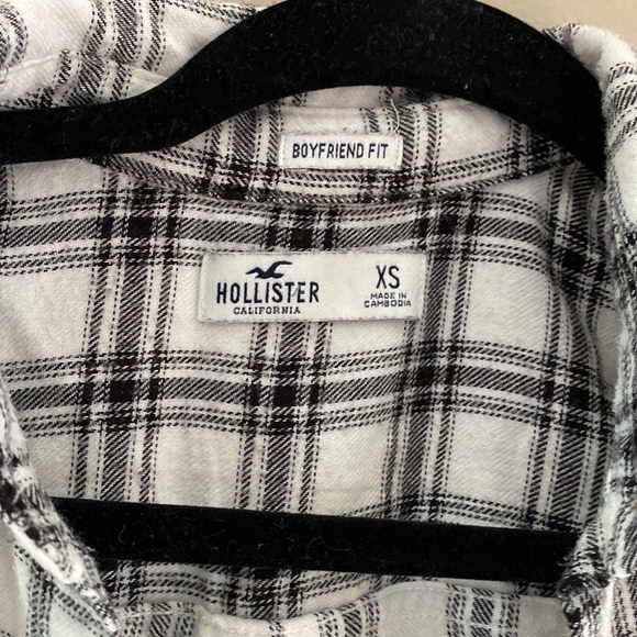 Black and white plaid Hollister cute flannel - Picture 2 of 3